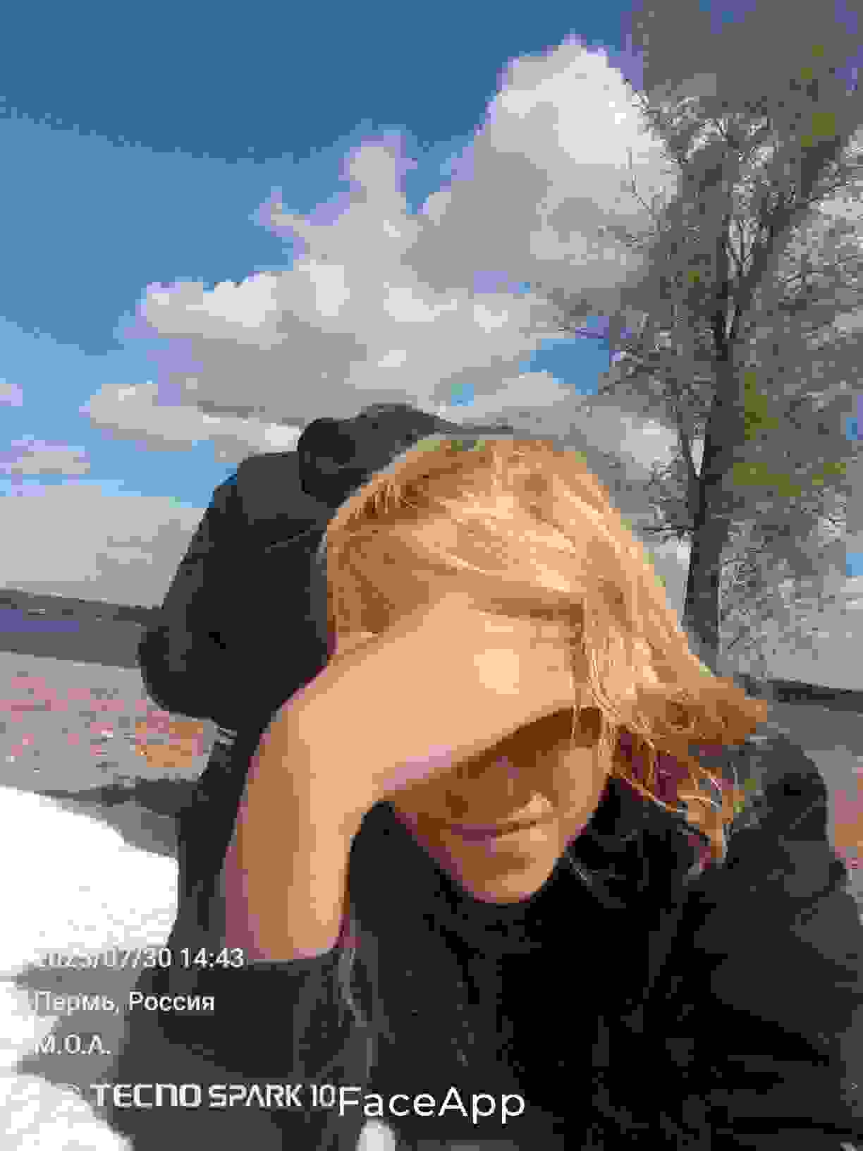 Бледные белые руки