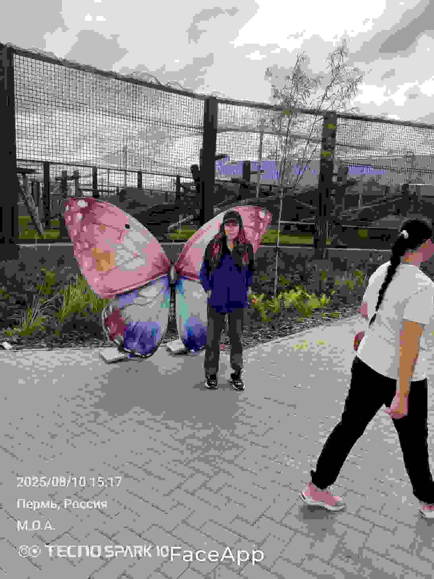 Стоит трельяж в углу комнаты