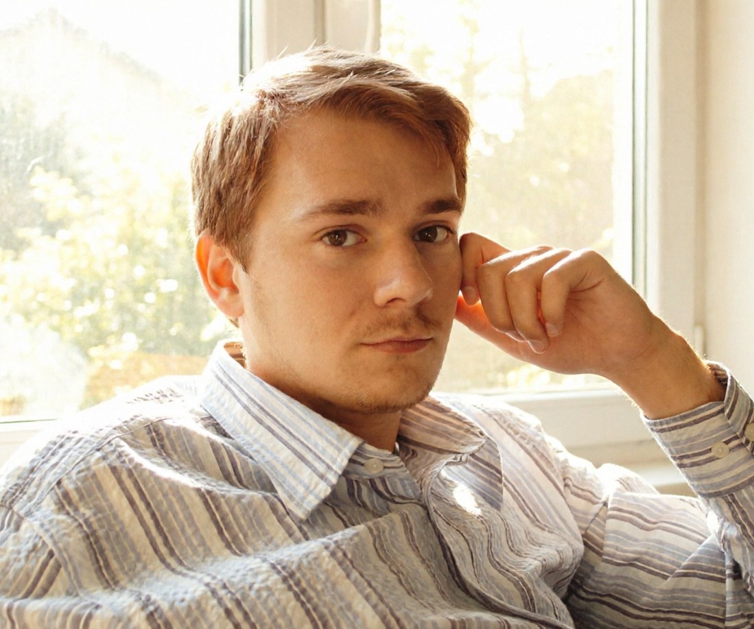 Свет ложится на холод ладони