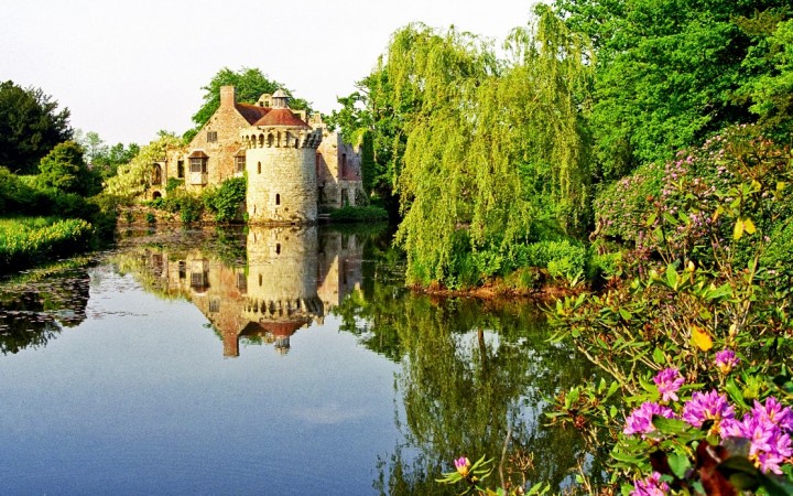 Старинный замок у воды
