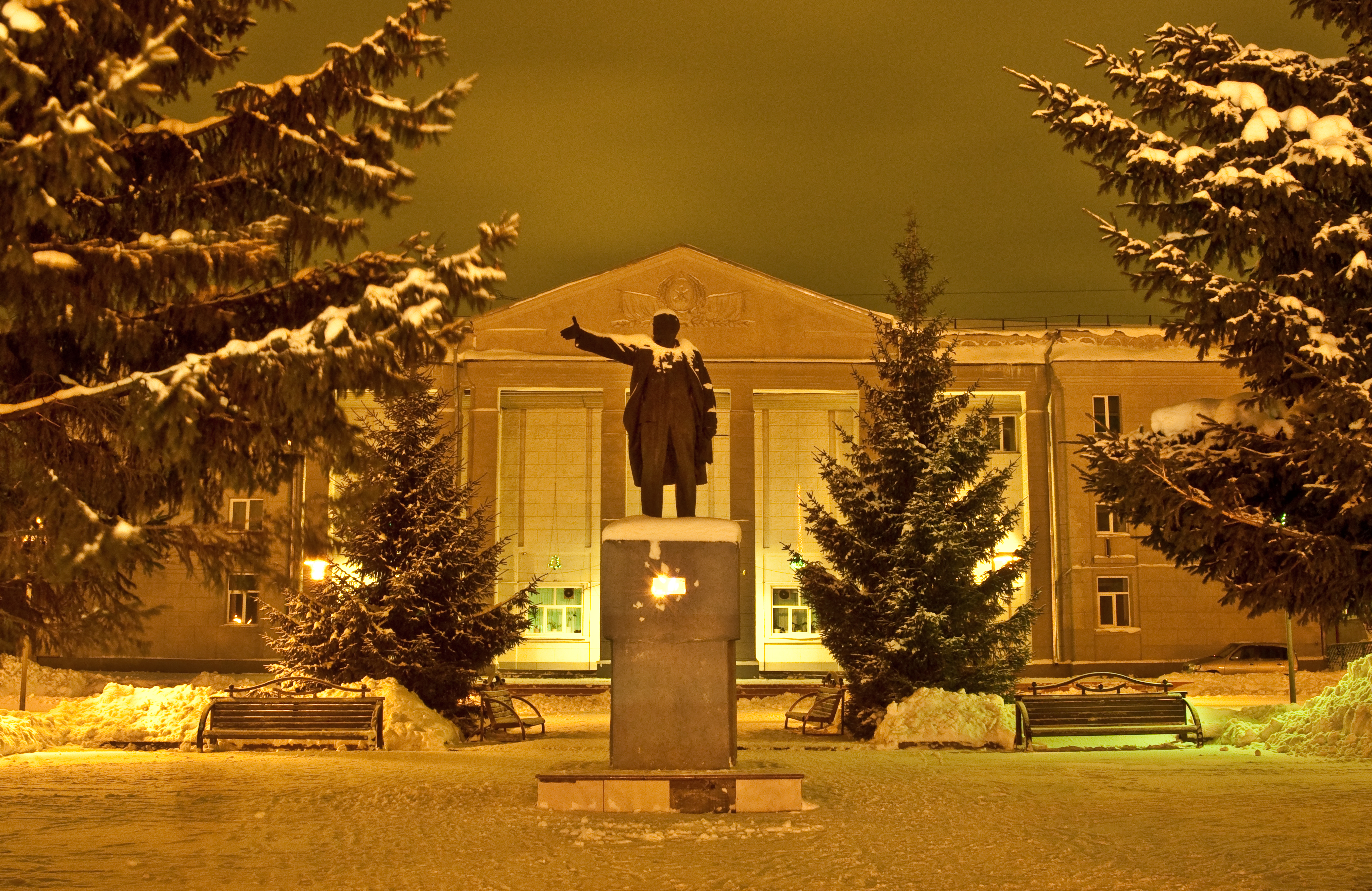 Зимняя ночь и памятник Ленину