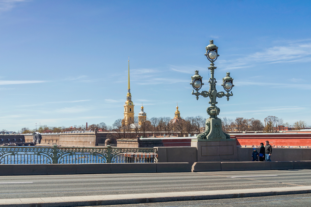 Над серой Невой