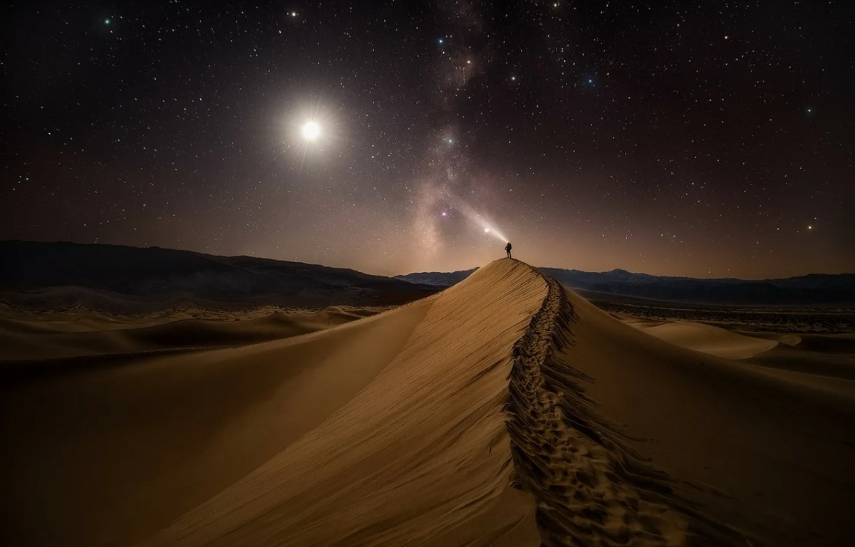 "Парит над пустыней ночной небосвод..."