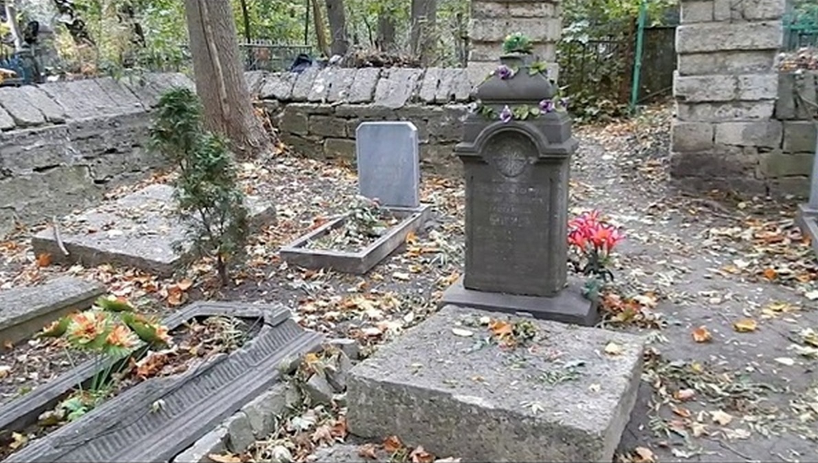 "Старых кладбищ осенняя тайна..."